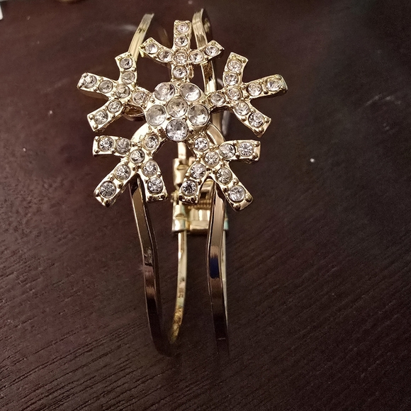 Gold Snowflake Bracelet - Picture 3 of 5